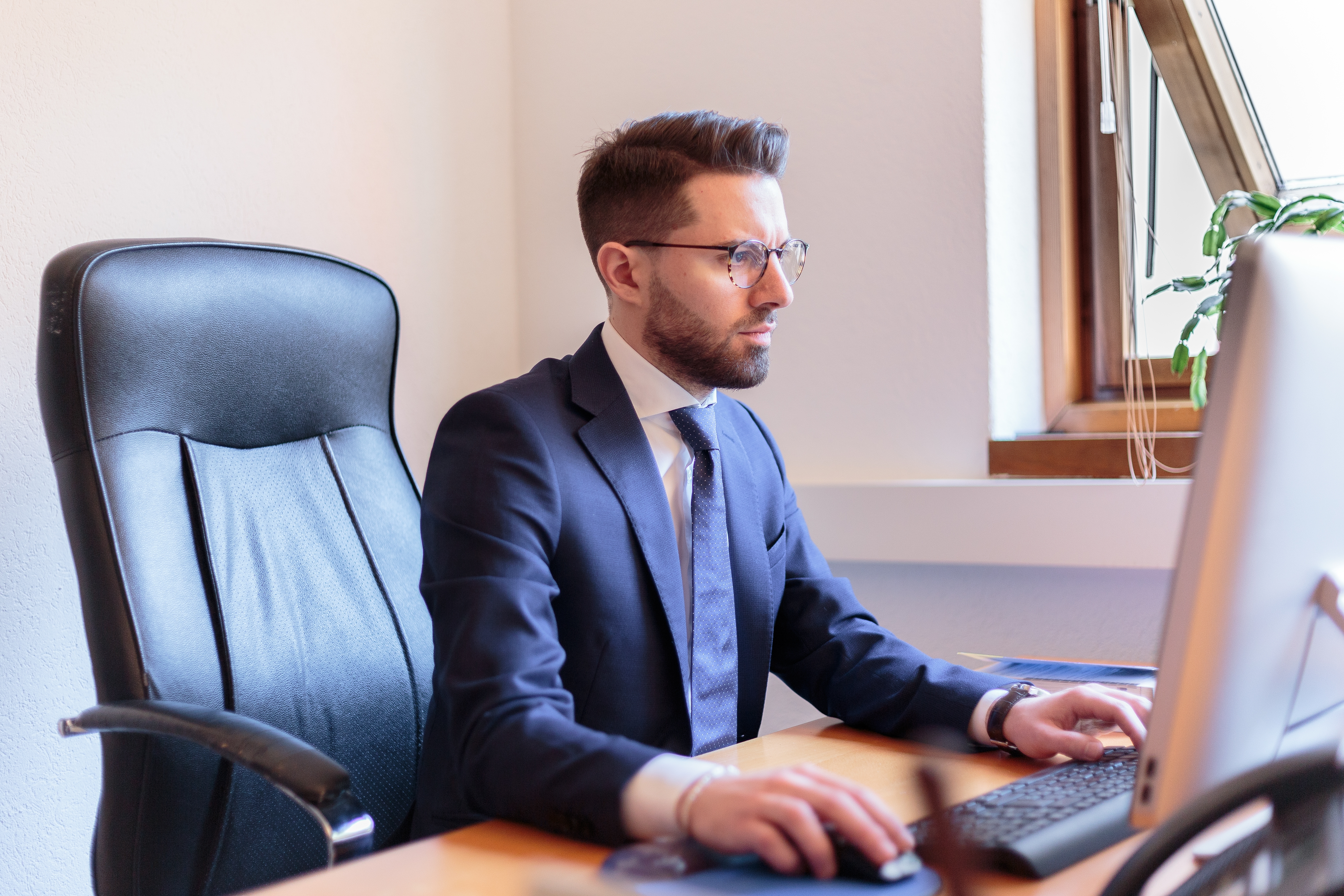 Business mand ved pc 4