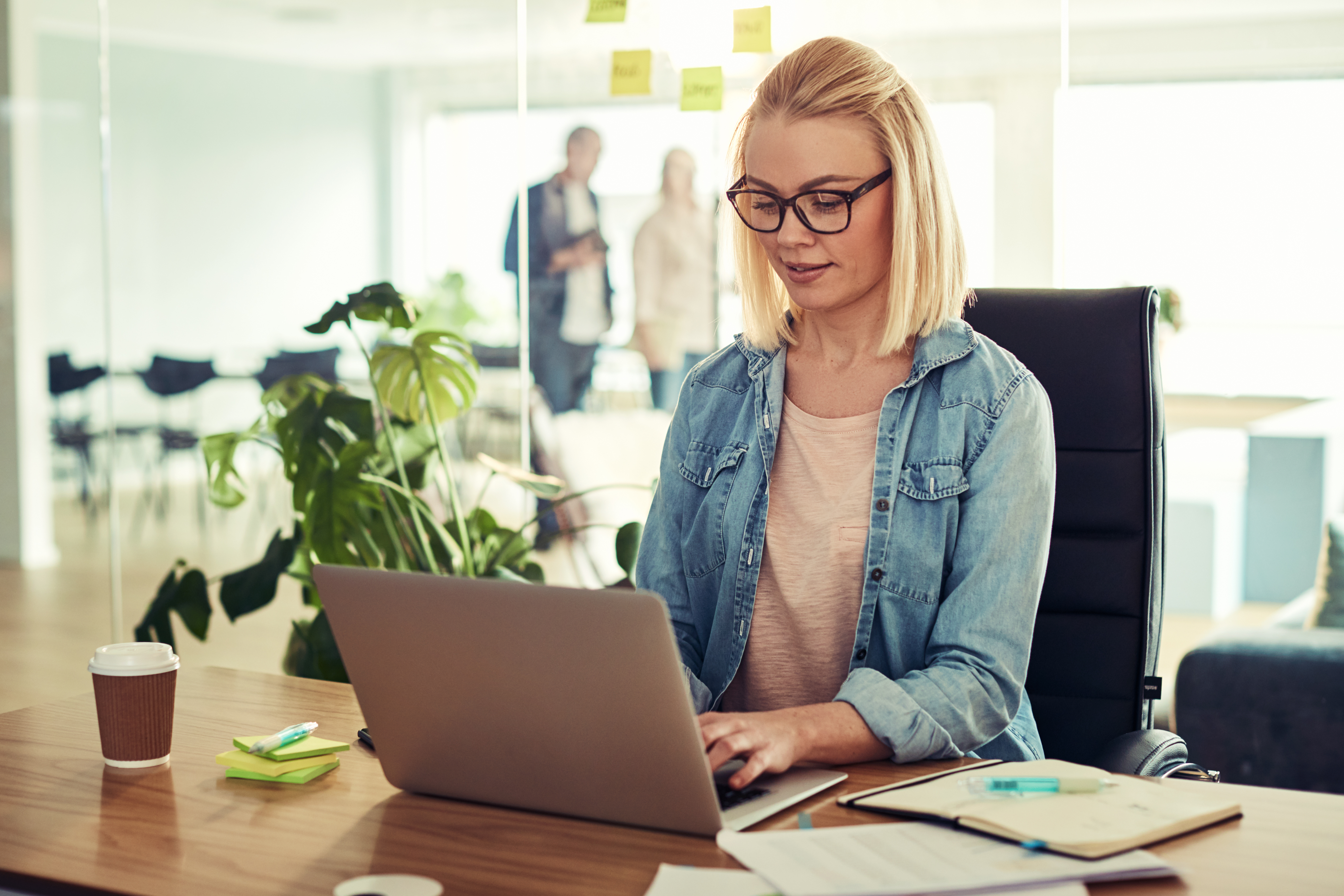 Young Businesswoman Working On A Laptop In An Offi 2021 08 27 11 10 52 Utc